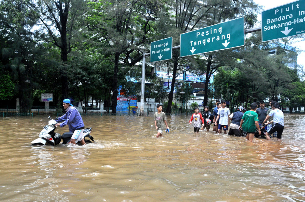 Flooding in Jakarta, Indonesia, 10 February 2015. Credit: Dani Daniar / Alamy Stock Photo. H93G14