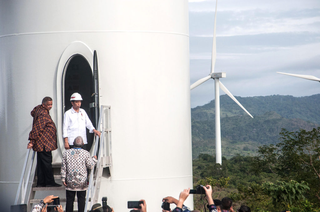 Indonesia's president, Joko Widodo, inaugurates Sidrap Wind Farm in South Sulawesi, 2 July 2018. Credit: Yermia Riezky Santiago / Alamy Stock Photo. PAJ2W8