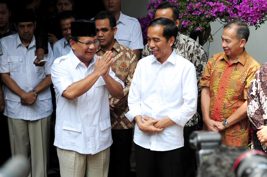 Indonesia's president Joko Widodo (2nd R) and his rival ex-general Prabowo Subianto (L Front) talk to the media after a meeting in Jakarta 17 October 2014. Credit: Xinhua / Alamy Stock Photo. E90J5C