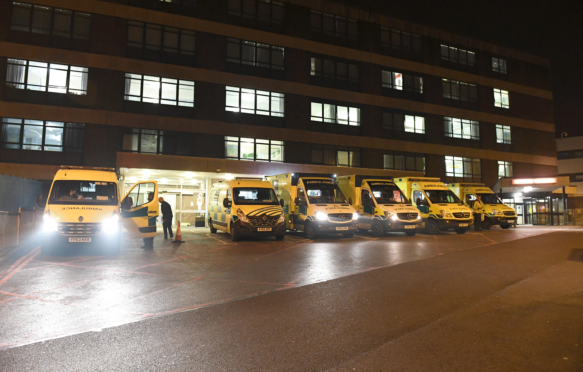 队列在事故和紧急救护车department at Queen Alexandra Hospital in Portsmouth, Hampshire