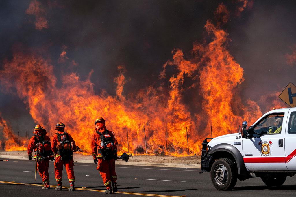 消防工作在野火思米Valley, California