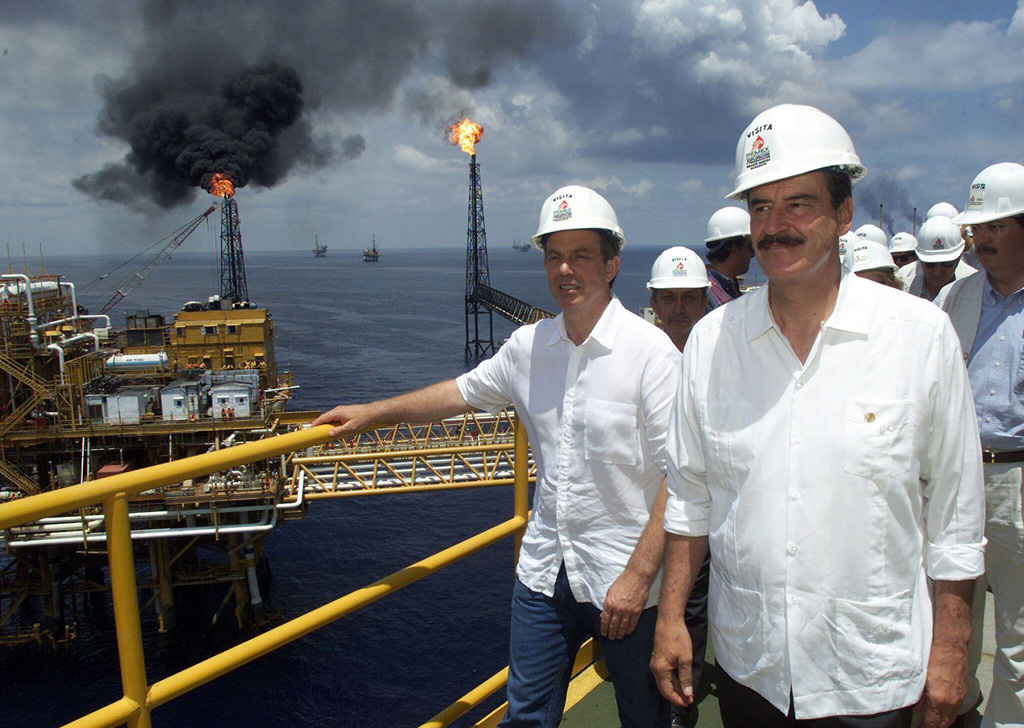 Mexican President Vicente Fox and British Prime Minister Tony Blair walk along an oil rig in Cantarell oil field