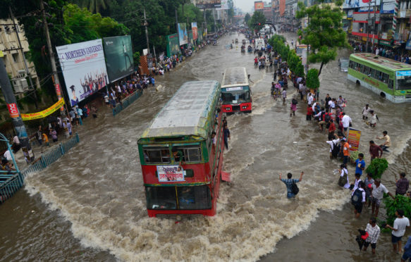 通过淹没了达卡str车辆试驾车eets in Bangladesh_F1D308