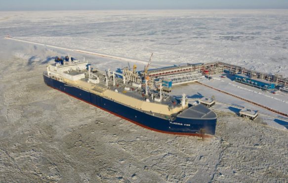 气体运输船装载液化天然气at the berth in Russia