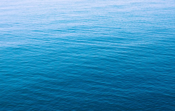 晴朗的蓝色海洋
