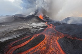 俄罗斯坎夏特卡岛托尔巴希克火山爆发