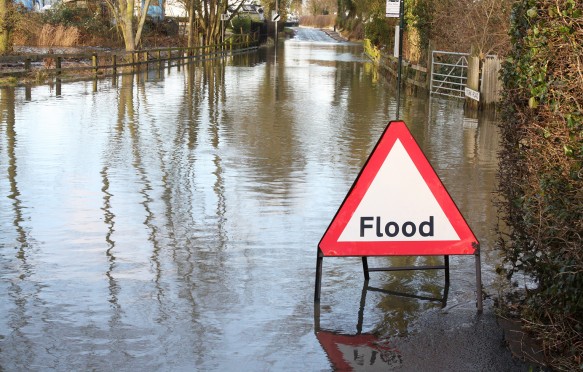 淹没的英国乡村道路