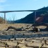 加利福尼亚干旱 - 在干湖床上的新梅隆桥下。