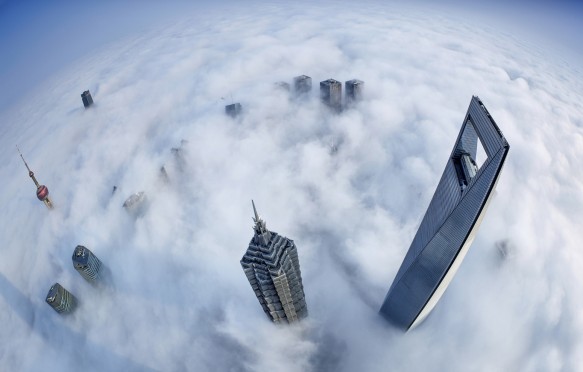 上海的天际线在云层中