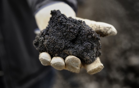一些来自加拿大阿尔伯塔省的富含石油的黑色沙子。