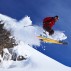 滑雪者跳上瑞士的雪坡