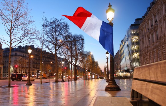 傍晚，巴黎香榭丽舍大街上飘扬着旗帜