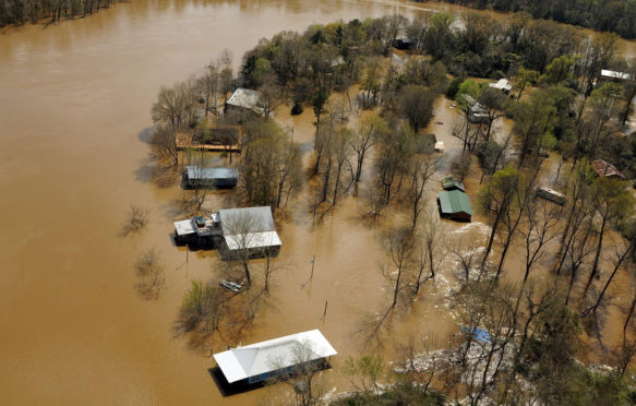 FNYKY6房屋的鸟瞰图在2016年3月13日在路易斯安那州的圣塔曼尼教区（St. Tammany Parish）散布在珍珠河和叶河沿岸和叶河沿岸的洪水中。