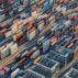 下午的货运运输集装箱堆放在美国洛杉矶的码头上的货运集装箱，2016年8月8日