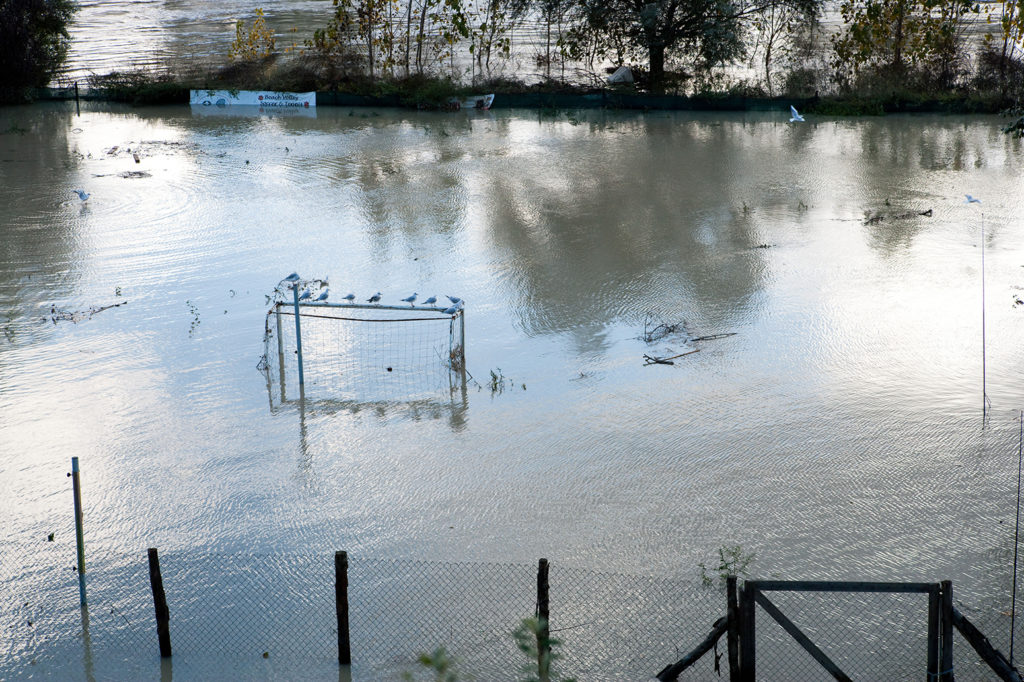 足球门柱clo摆脱被淹没的字段se the river, near Ponte Milvio, Italy, 11/2010.