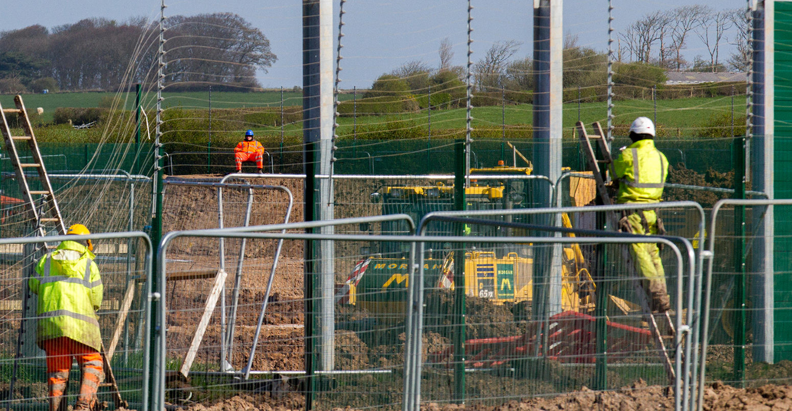 HWR28E Caudrilla Exploration Site, Blackpool, UK. 4th April, 2017. Heavy Police presence in response to demonstrators that continue to picket the area around the fracking for shale gas approved site in Westby-by Plumpton, in Lancashire as work continues at the first horizontal fracking site in the UK for shale gas extraction. The government approved energy firm Cuadrilla's plans to frack at the Preston New Road site at Little Plumpton in October last year. Credit; MediaWorldImages/AlamyLiveNews