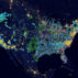 美国电力源在晚上覆盖在美国的卫星图像上。Rosamund Pearce的地图用于碳简介。亚慱官网