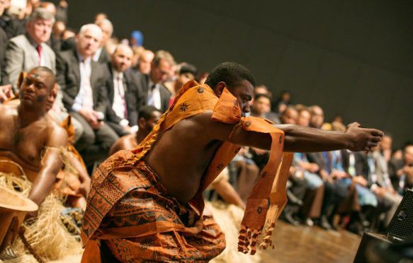 斐济的代表举行了一场传统仪式，称为Qaloqalovi，开幕会议。