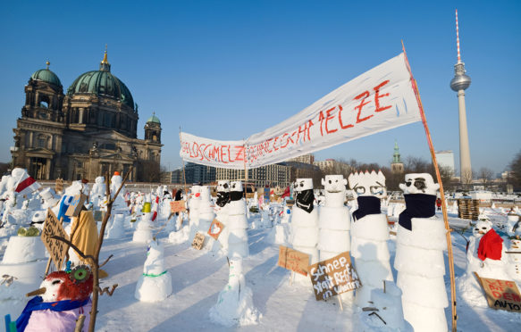 BJE32H Snowman Demo 2010在Schlossplatz，Castle Square，柏林，德国，欧洲。