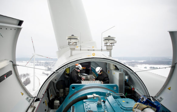 EM6TE7冬季在波兰北部的波兰北部的风力涡轮机上工作。