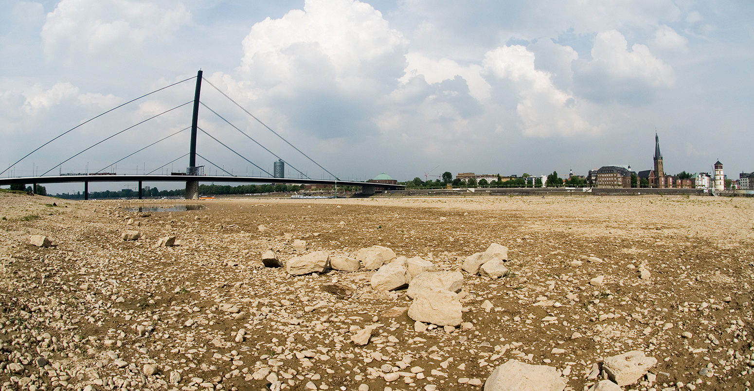 干涸的河流禁令ks of the Rhine river in Dusseldorf, Germany. Credit: kolvenbach / Alamy Stock Photo B15C8B