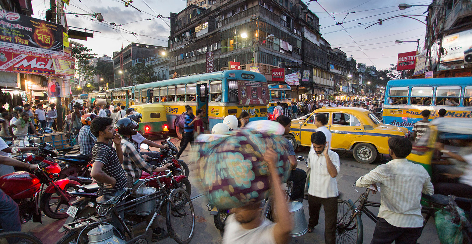 DNF4T8 Busy Calcutta (Kolkata), India street traffic
