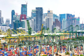 新加坡布拉尼岛，PSA国际布拉尼集装箱码头和CBD天际线。信贷：Jason Knott/Alamy Stock Photo。FGRPBF