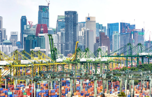 新加坡布拉尼岛，PSA国际布拉尼集装箱码头，CBD天际线。图片来源:Jason Knott / Alamy Stock Photo。FGRPBF
