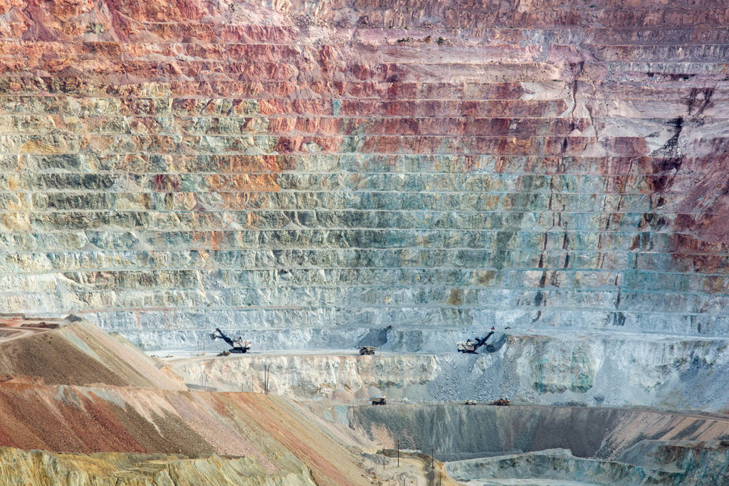 Open pit copper mine, Santa Rita, New Mexico. Credit: Jim West / Alamy Stock Photo. F58W64