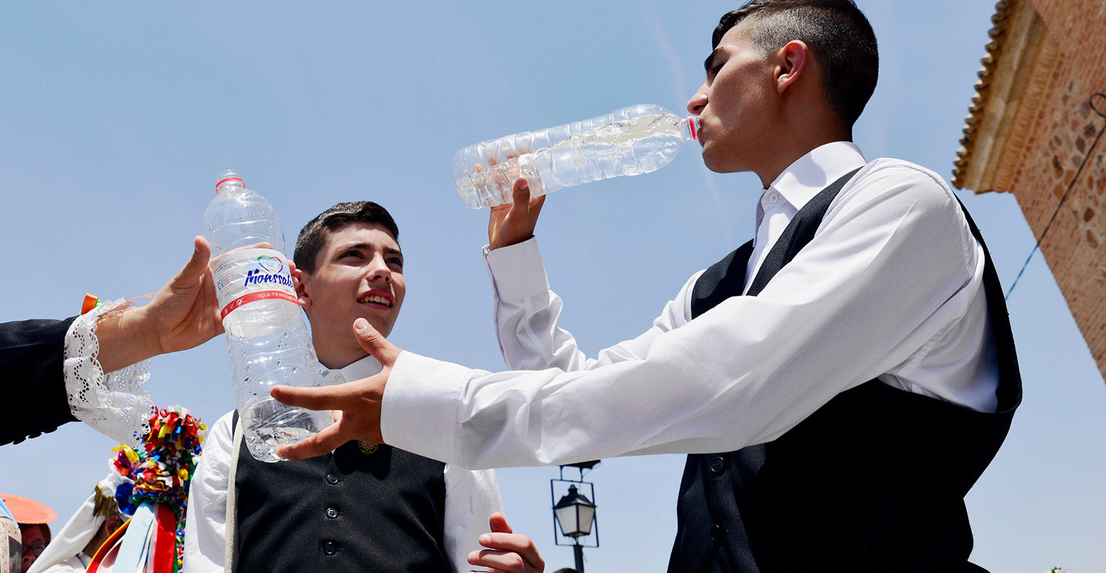 JCF7X8 Camunas, Toledo, Spain. 15th June, 2017. Young people drink water during the procession of the Corpus Christi. Part of Spain is experiencing a heatwave with temperatures up to 42C degrees. Credit: M.Ramirez/Alamy Live News