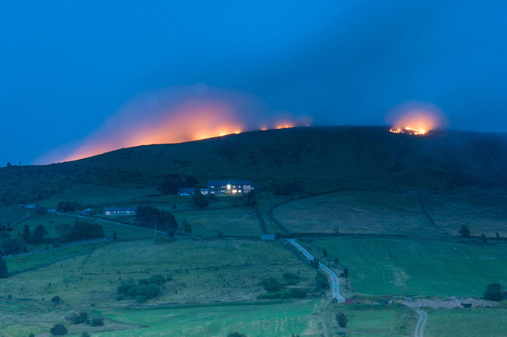 P5J2C4 Saddleworth, Greater Manchester, UK. 26th June, 2018. A view of a moorland fire on the hills around Stalybridge and Buckton, Saddleworth, Greater Manchester. Credit: Matthew Wilkinson/Alamy Live News