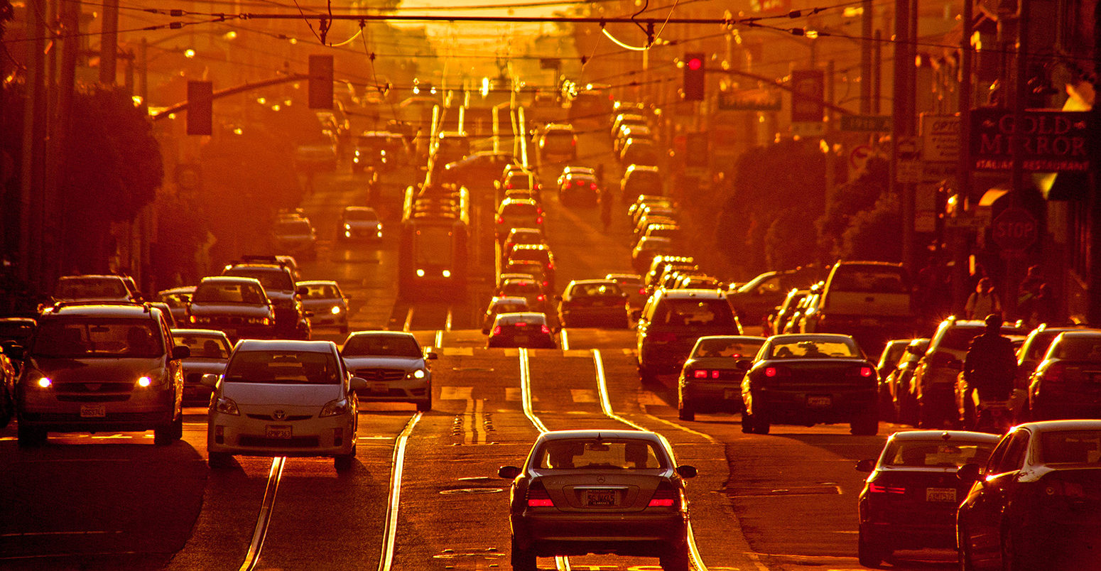 夕阳照耀on afternoon traffic on Taraval Street in San Francisco. Credit: MarmadukeSt. John / Alamy Stock Photo. DR8AK8