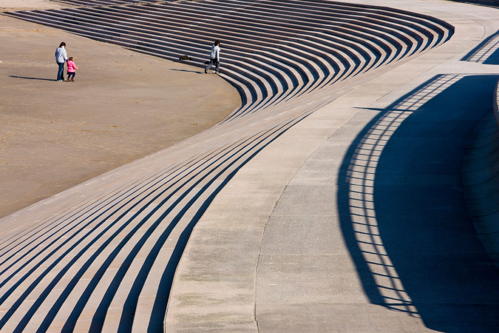 C8N8MK Beautifully curving and curved concrete steps forming part of the sea wall and sea defences on Blackpool beach