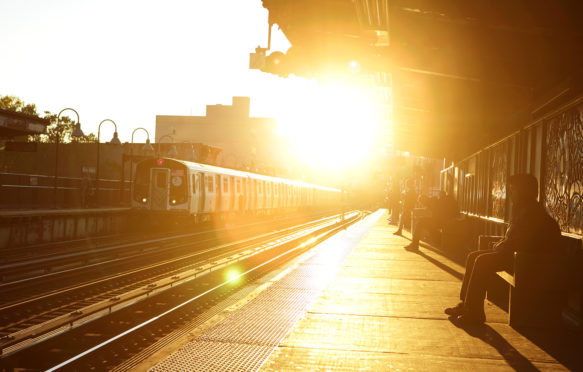 太阳在纽约布鲁克林的地铁站闪耀。图片来源：Andrew Cribb / Alamy Stock Photo。H6FCM3