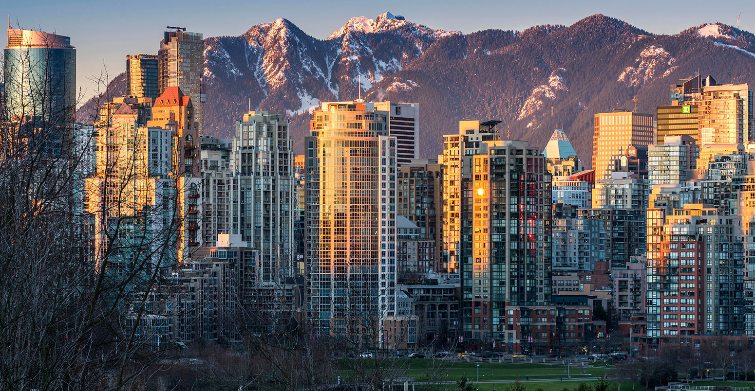 Downtown skyline with snowy mountains behind at sunset, Vancouver, British Columbia, Canada. Credit: Stefano Politi Markovina / Alamy Stock Photo. FBDEJ1