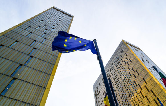 EP6P4C欧盟法院的黄金双子塔，欧洲区，卢森堡的基尔奇堡，欧盟国旗后面