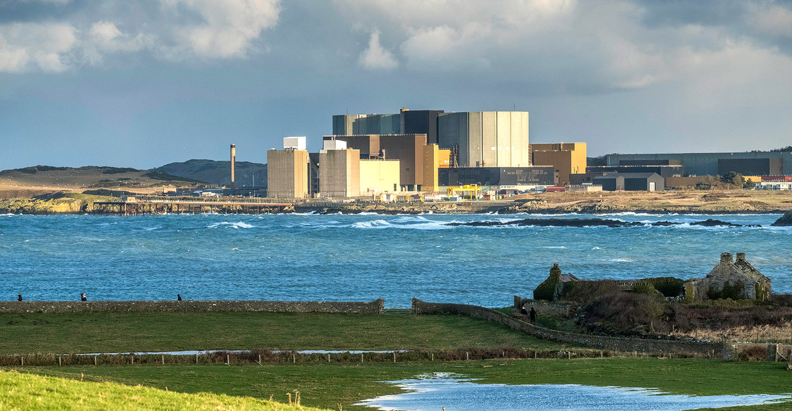 View of Wylfa Nuclear Power Station, Anglesey, Wales. Credit: John Martin Davies / Alamy Stock Photo. KWDRWB