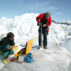 冰川学家测量了格陵兰岛的Kangerdlussuaq冰川的运动率。图片来源：史蒂夫·摩根 /阿拉米股票照片。DFB4EE