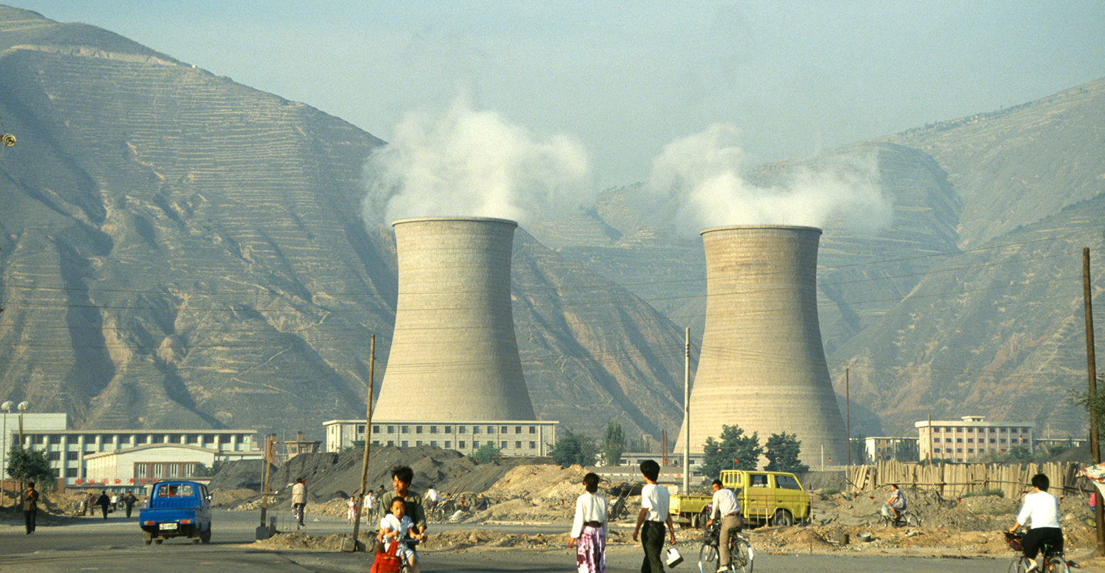 A coal-fired power station in Lanzhou, Gansu Province, China. Credit: Eye Ubiquitous / Alamy Stock Photo. AM0WMF