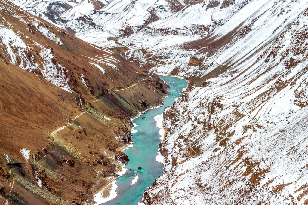 The Indus river flowing through the Ladakh range of the Himalayas. Credit: Parvesh Jain / Alamy Stock Photo. MMHB4G