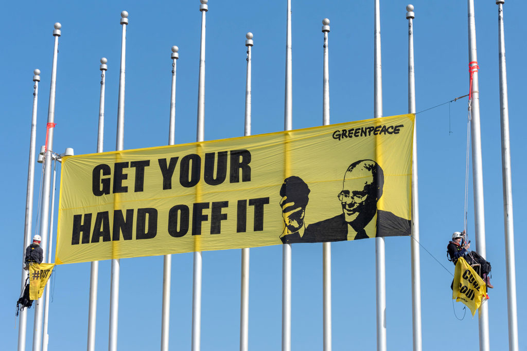 Greenpeace protesters suspend a banner from Parliament House, depicting Prime Minister Scott Morrison, holding a piece of coal. Canberra, Australia, 10 Sep 2018. Credit: Sam Nerrie / Alamy Stock Photo. PJYRJX