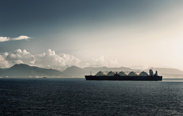 在特立尼达和多巴哥海岸附近的一艘液化的天然气运输船。图片来源：Altin Osmanaj / Alamy Stock Photo。