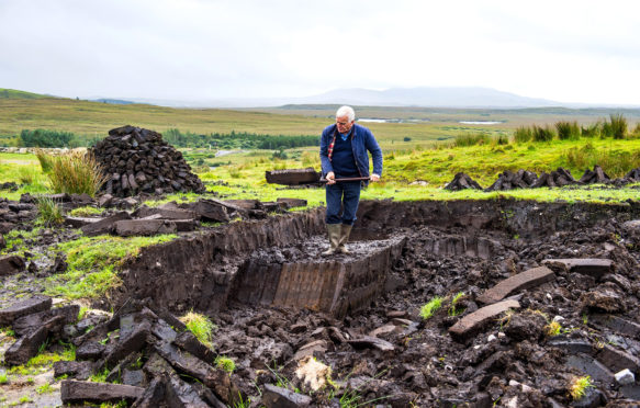 在爱尔兰共和国康内马拉国家公园，一块块的泥炭正在被砍伐。