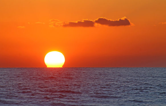 地中海上的日落。信贷：雅格布·文图拉/阿拉米股票照片。