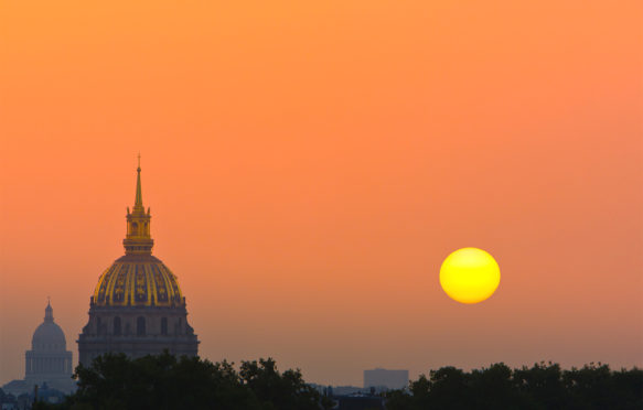 日出在巴黎，法国。信用：Henk Meijer / Alamy股票照片。