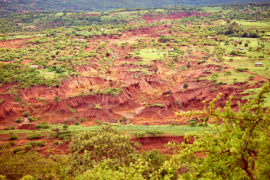 水土流失造成的森林砍伐和在农业ing, Ngorongoro Highlands, Tanzania. Credit: Stephan Schramm / Alamy Stock Photo. HFA65N
