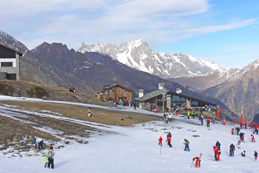 Lack of snow in La Thuile ski resort, Italy, December 2015. Credit: StockShot / Alamy Stock Photo. FB4GY2