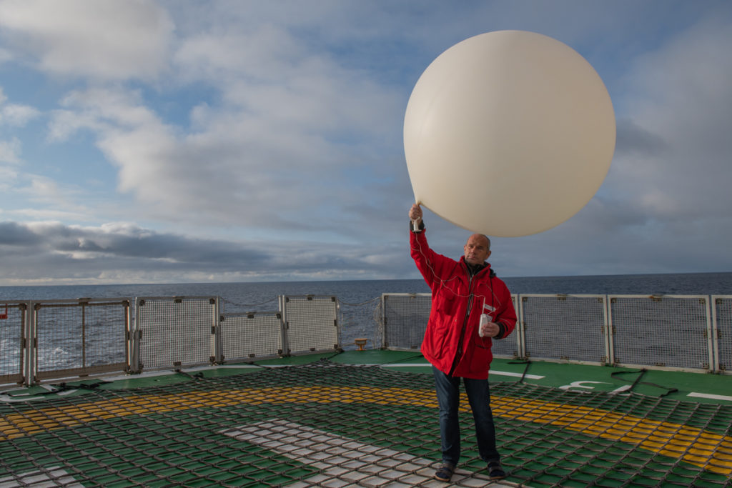 Juergen Graeser launches a weather balloon on the helicopter deck of Polarstern. September 22, 2019, Esther Horvath