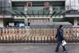 在中国冠状病毒爆发后，医院的主门因患者控制而关闭。亚博体育ios