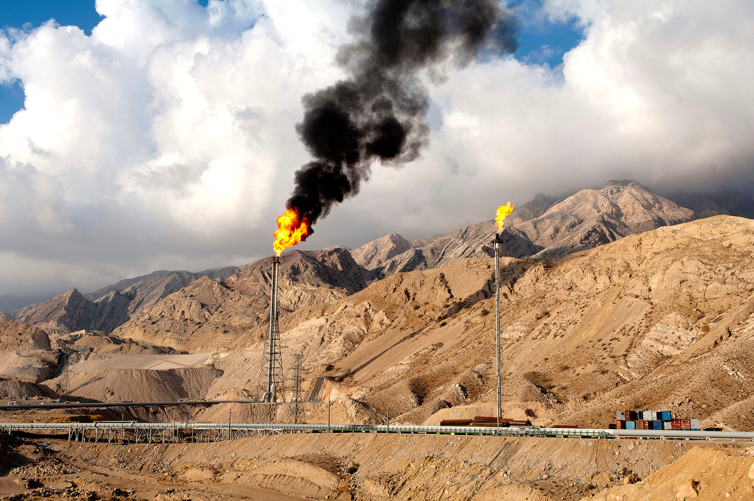 South Pars / North Dome gas-condensate field in Asaluyeh, Iran. Credit: Alireza FIROUZI / Alamy Stock Photo. CR2JKY